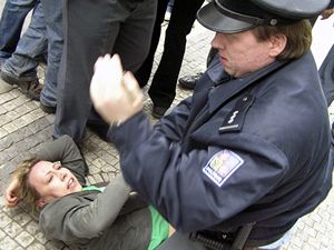 Policie při demonstracích krajně pravicového Národního odporu a anarchistů v Praze napadla kandidátku Strany zelených Kateřinu Jacquesovou.