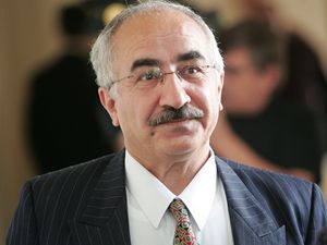 Odvolací pražský městský soud osvobodil kurdského lékaře a podnikatele Yektu Uzunoglua.