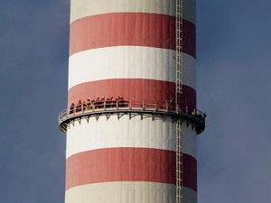 Skupina 11 aktivistů Greenpeace obsadila ráno třísetmetrový komín Elektrárny Prunéřov II.