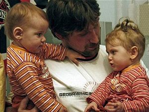 Jan Čermák s Verunkou (vlevo) a svojí biologickou dcerou Nikolkou (vpravo).