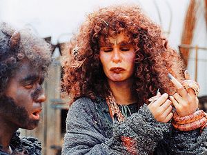 Princezna ze mlejna (1994). Čertík (Yvetta Blanarovičová) a čarodějnice (Monika Absolonová) v pohádce Zdeňka Trošky.