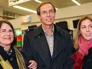 Jan �vejnar s dcerou Laurou a man�elkou Katherine Terrell - �vejnar.