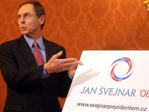 Do boje o Hrad jde Jan �vejnar vyzbrojen mimo jin� origin�ln�m logem kampan�.