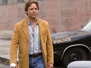 Rusell Crowe jako policista Ritchie Roberts ve filmu Americký gangster.
