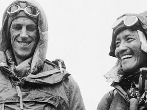 Šerpa Tenzing Norgay a Edmund Hillary (vlevo) ukazují výstroj, kterou nosili, když pokořili nejvyšší horu světa.