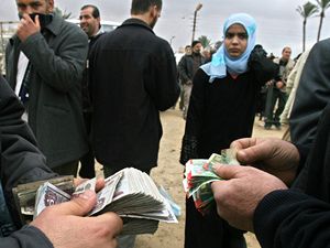 Překupníci využívají prolomené hranice z Gazy do Egypta.