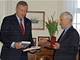 Český premiér Mirek Topolánek (vlevo) předal 28. února ve Washingtonu medaili Josefu Mašínovi.