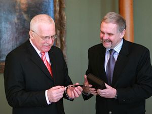 Prezident Václav Klaus přebírá od ředitele Koh-i-nooru milionovou psací potřebu.