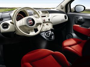 Fiat 500 je pohledným vozem, který je k dispozici pouze s třídveřovou karoserií.