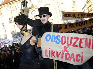 Happeningem vyvrcholila 24. dubna před pražským magistrátem petiční akce Za Prahu kulturní. Pražští divadelníci požadují změny v systému udělování kulturních grantů a pozastavení transformace městských divadel.