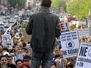 Zástupci iniciativy Ne základnám mimo jiné vyzvali účastníky k podpoře aktivistů hnutí Greenpeace, kteří už týden pobývají na místě v Brdech, kde by základna měla stát.