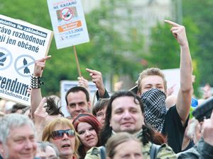 Lidé protestují proti výstavbě amerického radaru na našem území.