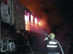 V noci na dnešek shořela na trati Plzeň - Cheb lokomotiva. Z vagonu muselo být evakuováno 20 osob
