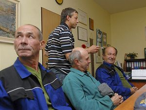Pražský primátor Pavel Bém rozděluje práci zaměstnancům v obci Stará Loz, kde si vyzkoušel starostování.