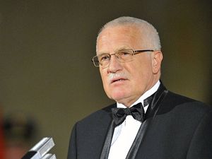 Prezident V�clav Klaus p�i projevu na slavnostn�m shrom�d�n� 28. ��jna ve Vladislavsk�m s�le Pra�sk�ho hradu.