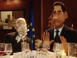 Francie se baví na český účet. Sarkozy a Klaus po zásahu dortem.