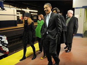 Cestou vlakem z Filadelfie do Washingtonu zahájil příští americký prezident Barack Obama pětidenní oslavy své inaugurace.