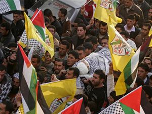 Palestinci nesou tělo mladíka, kterého zabili izraelští vojáci.