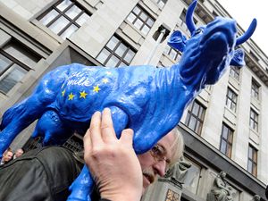 Protest zemědělců před sídlem ministerstva.