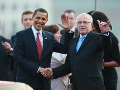 Obama v Praze. Baracka Obamu přivítal prezident Václav Klaus.