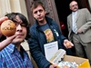 První vrhač vajíčka na předsedu ČSSD Jiřího Paroubka se zakladatelem skupiny "Vejce pro Paroubka v každém městě" na sociální síti Facebook uspořádali v Kolíně happening s názvem "Skládáme vejce, jdeme volit"
