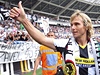 Pavel Nedvěd se loučí s plnými tifosi na stadionu Juventusu.