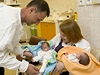 Kateřina Solovjova s dvojčaty Anastasií a Viktorií a manželem Anatolijem Mironem v motolské nemocnici.