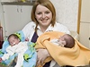 Kateřina Solovjova s dvojčaty Anastasií a Viktorií v motolské nemocnici.