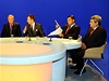V pořadu Otázky Václava Moravce se sešli (zleva) Ondřej Liška (SZ), Cyril Svoboda (KDU-ČSL) a Mirek Topolánek (ODS), Jiří Paroubek (ČSSD) a Vojtěch Filip (KSČM).