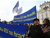 Demonstranti (včetně Borise Hybnera a Matěje Stropnického) na Hradčanském náměstí požadovali, aby Václav Klaus podepsal Lisabonskou smlouvu.