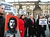Odpůrci demonstrace na Hradčanském náměstí na podporu Lisabonské smlouvy. Nechyběla ani Jana Bobošíková.