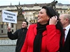Odpůrci demonstrace na Hradčanském náměstí na podporu Lisabonské smlouvy. Nechyběla ani Jana Bobošíková.