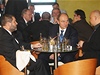 Kongres ODS. Petr Gandalovi� (uprost�ed) jedná s ústeckým Patrikem Oulickým (vpravo) a Alexandrem Novákem (vlevo). | na serveru Lidovky.cz | aktu�ln� zpr�vy