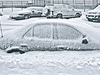 Zasněžené auto - ilustrační foto