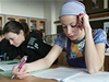 Čeští žáci se zlepšili v dovednostech. Přesto patří k průměru | Lidovky.cz - Věda Písemná maturitní zkouška - ilustrační foto.