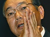 Viceprezident společnosti Toyota Shinichi Sasaki na tiskové konferenci