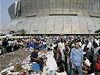 Superdome během hurikánu Katrina.
