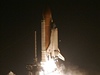 Raketoplán se zvedá ze startovní rampy