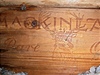 Jedna z pěti bedýnek whisky, kterou našli polárníci v Antarkditě.