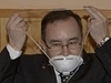 Zprava předseda Dělnické mládeže Martin Zbela, předseda Dělnické strany Tomáš Vandas a první místopředseda DS Jiří Štěpánek demonstrují údajné potlačení svobody projevu na tiskové konferenci