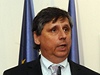Premiér ČR Jan Fischer vystoupil 25. února v Praze na tiskové konferenci po mimořádné schůzi vlády svolané kvůli pondělní stávce vyhlášené odbory v dopravě