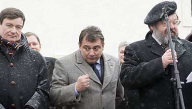 Ji�� Paroubek a David Rath p�i slavnostn�m odhalen� sochy T.G. Masaryka v L�nech