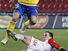 Zdeněk Šenkeřík ze Slavie (dole) a Admir Ljevakovič z Teplic.