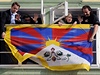 Poslanci Strany zelen�ch (zleva) Martin Burs�k, Ond�ej Li�ka, Kate�ina Jacques a P�emysl Rabas vyv�sili tibetskou vlajku z okna sn�movny.