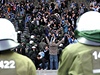 Proti fanouškům musela zasáhnout policie.