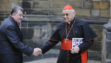 Vlk a Halík proti Dukovi: Nejmenování Putny je totalitní kádrování. Církev podlézá moci | Lidovky.cz - Zprávy z domova Kardinál Miloslav Vlk (vpravo) a nový pražský arcibiskup Dominik Duka na Pražském hradě, kde se 9. dubna setkali s prezidentem Václavem Klausem