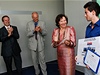 Vítězovi soutěže National Literary Award Davidu Semlerovi předala cenu Livie Klausová.