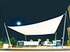 Inspirace plachtami nejen podle tvaru. Zastiňovací textilie Dacron nepropustí ani slunce, ani vodu. Původně se z ní vyráběly plachty lodí.