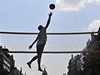 Novou míčovou hru bossaball sledovali diváci na Václavském náměstí v Praze. Hra představuje kombinaci volejbalu, fotbalu a brazilského bojového umění capoeira.