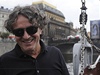 Balkánský hudebník Goran Bregovič vystoupil se svým orchestrem na originální scéně postvené na pontonu mezi Karlovým mostem a mostem Legií na Vltavě v Praze.